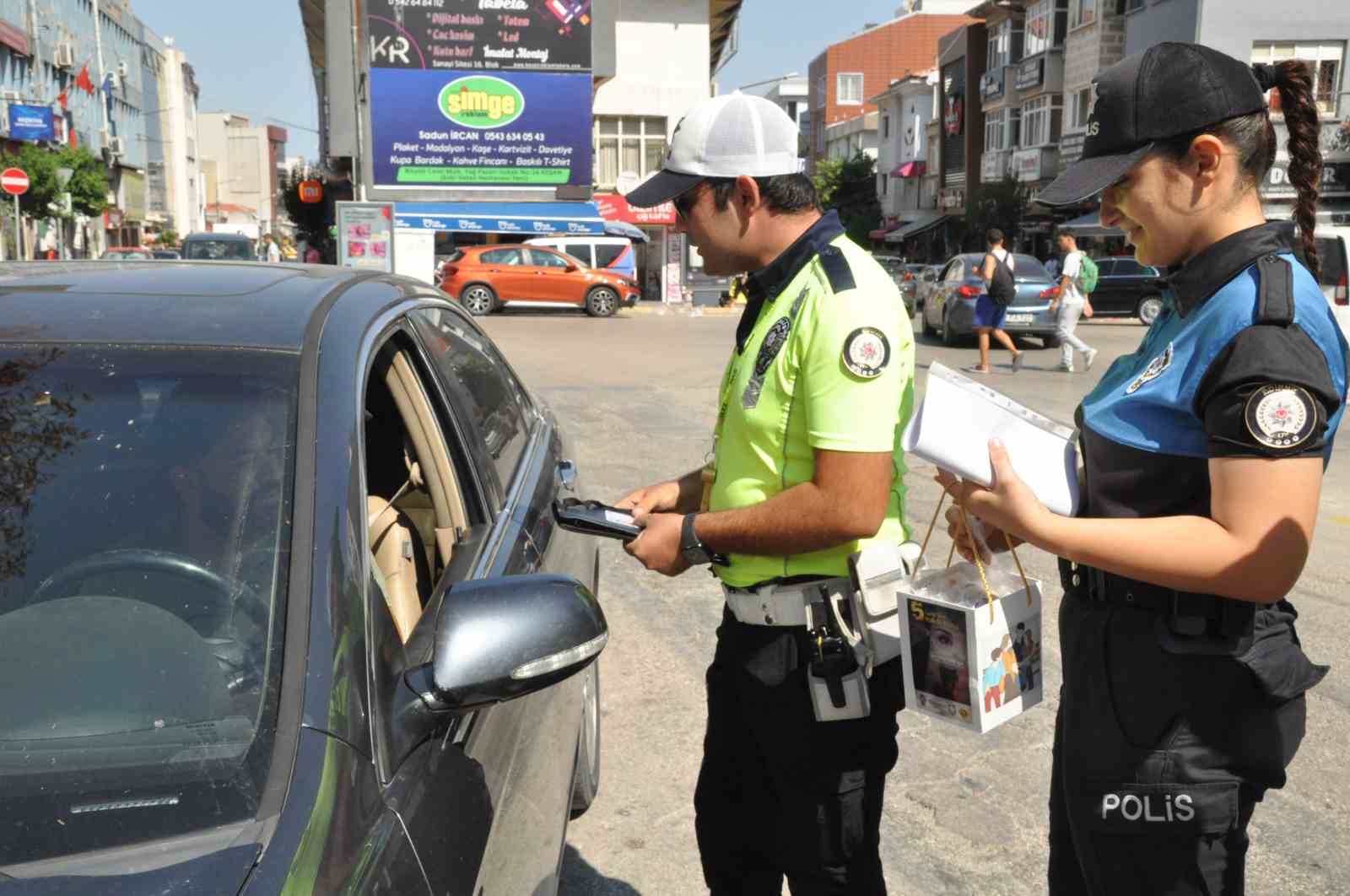 Keşan&rsquo;da s&uuml;r&uuml;c&uuml;ler, &ldquo;Sizi seviyoruz&rdquo; s&ouml;zleri ile uyardığı polise teşekk&uuml;r etti
