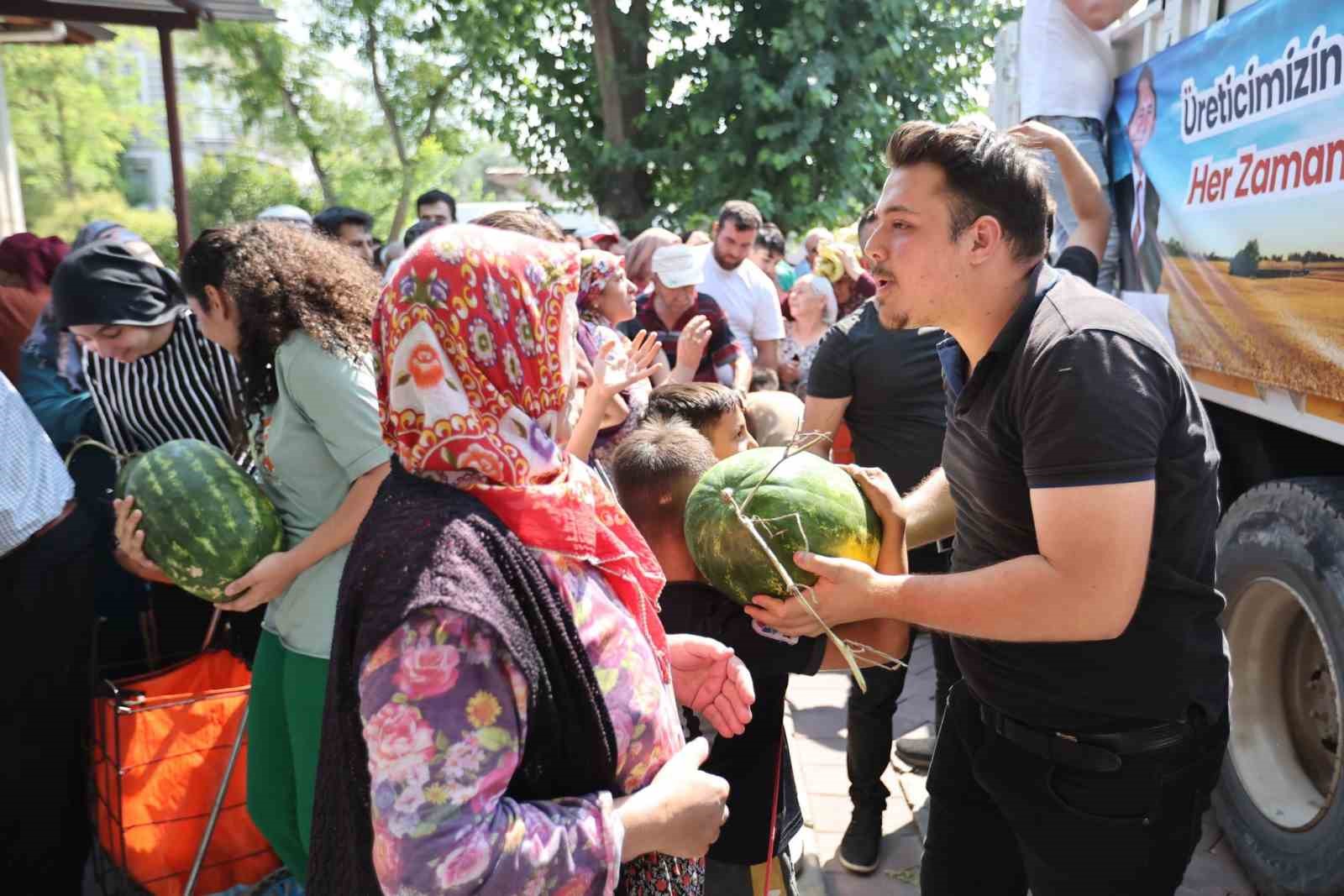 Merkezefendi Belediyesi vatandaşa karpuz dağıttı
