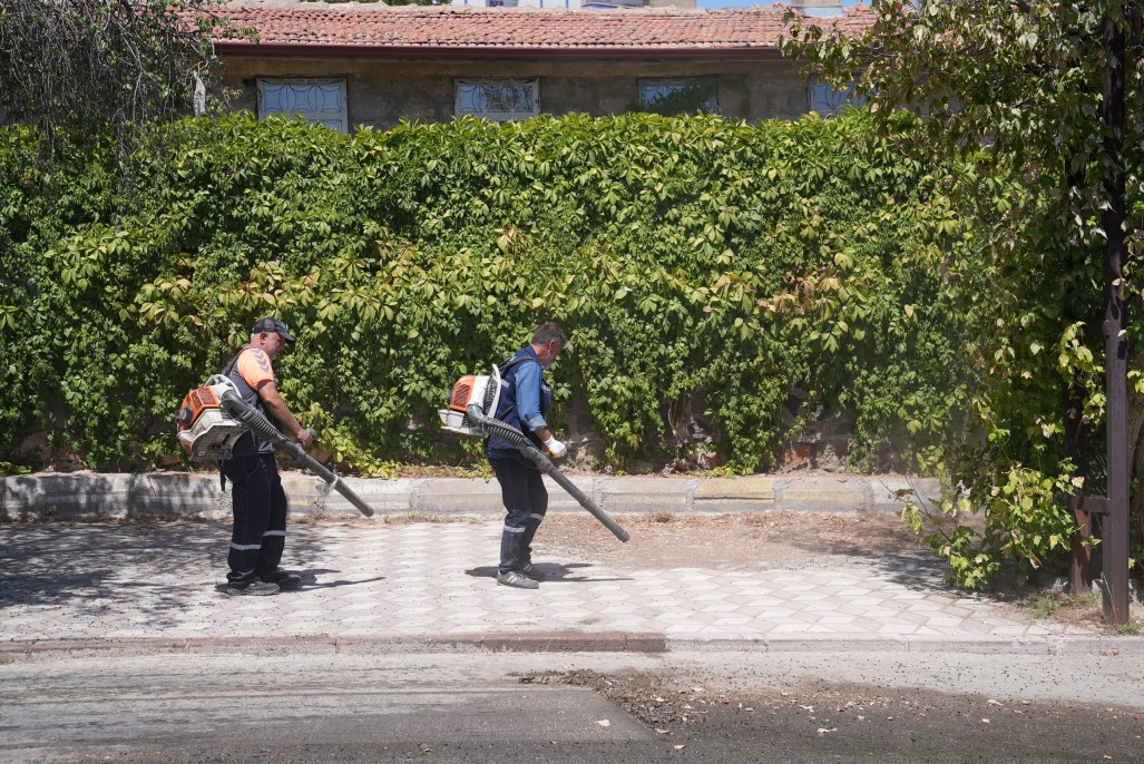 Elazığ Belediyesi, temizlik &ccedil;alışmalarını s&uuml;rd&uuml;r&uuml;yor
