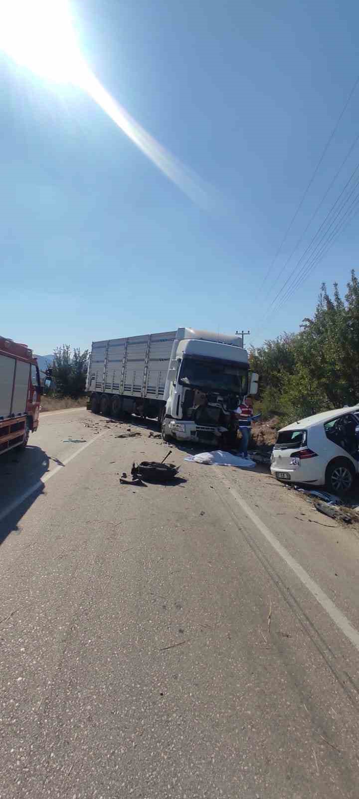 Kamyonla otomobil kafa kafaya çarpıştı: 1 ölü, 3 yaralı
