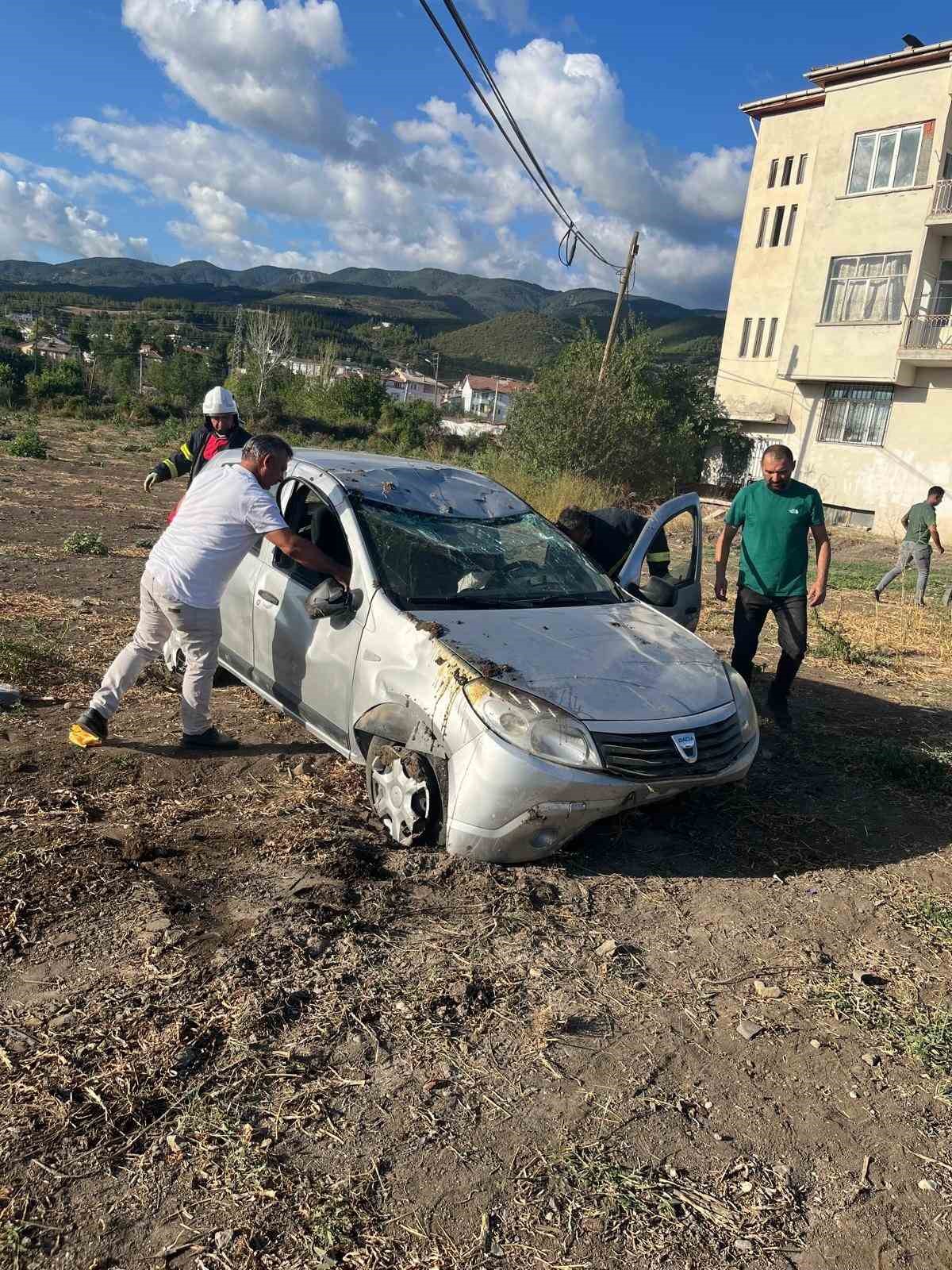 Kontrolden çıkan araç tarlaya uçtu: 1 yaralı
