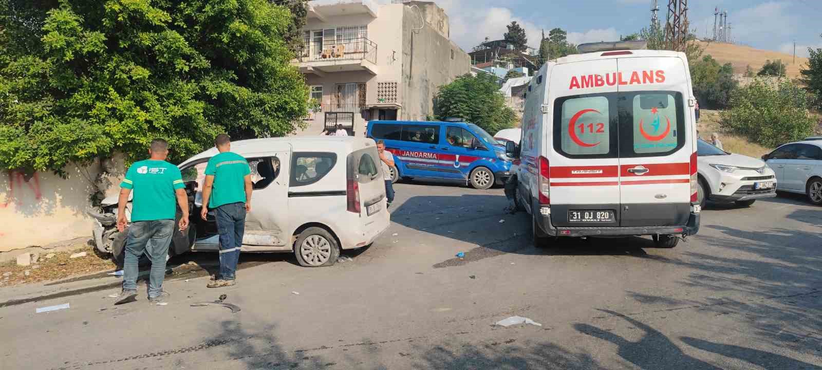 Ambulans ile hafif ticari araç çarpıştı: 9 kişi yaralandı