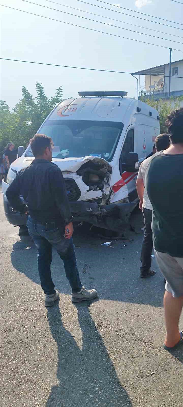 Ambulans ile hafif ticari araç çarpıştı: 9 kişi yaralandı
