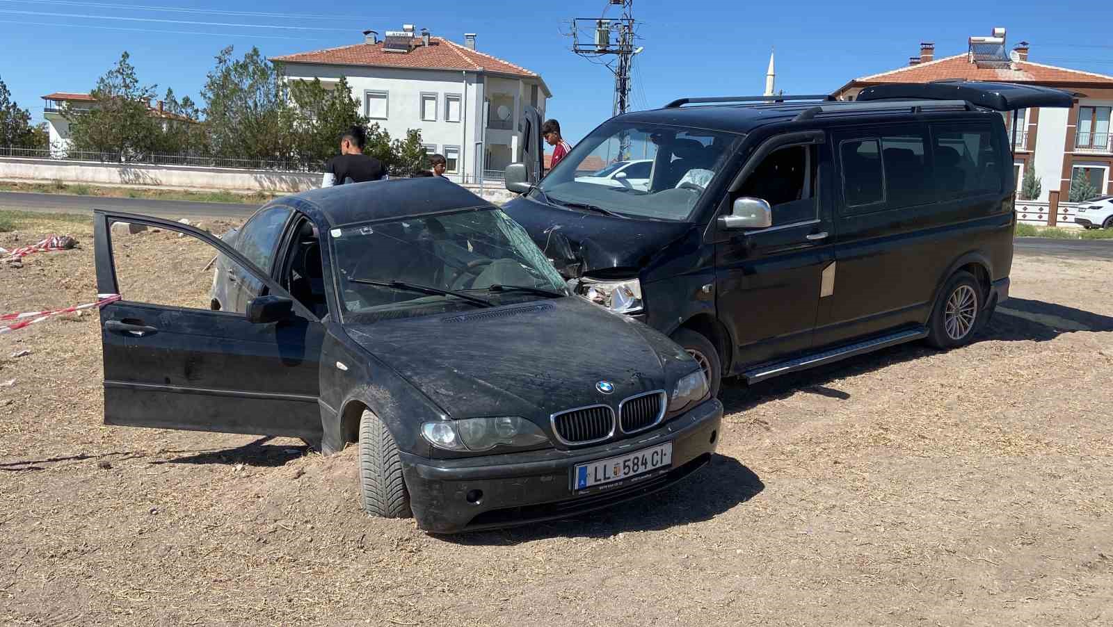 Tali yoldan çıkan otomobile minibüs çarptı: 8 yaralı
