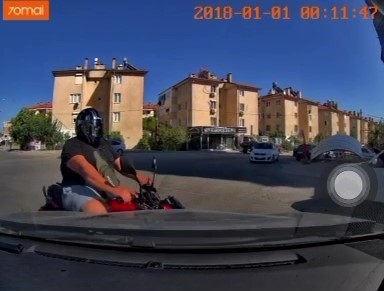 Otomobil ile motosikletin &ccedil;arpıştığı kaza anı kameraya yansıdı
