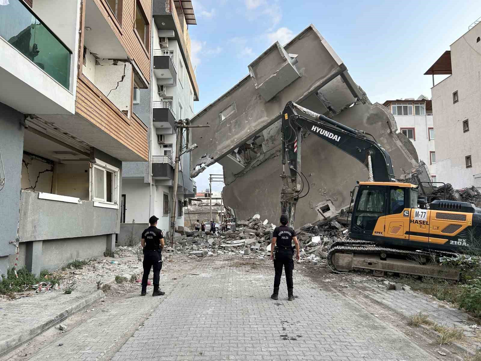 Yürekleri ağza getiren 5 katlı binanın yıkımı tamamlandı
