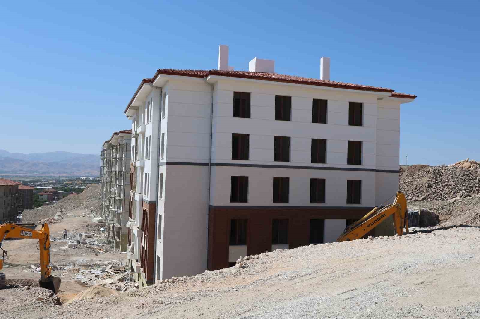 Elazığ’da yapımı devam eden TOKİ konutları hızla yükseliyor
