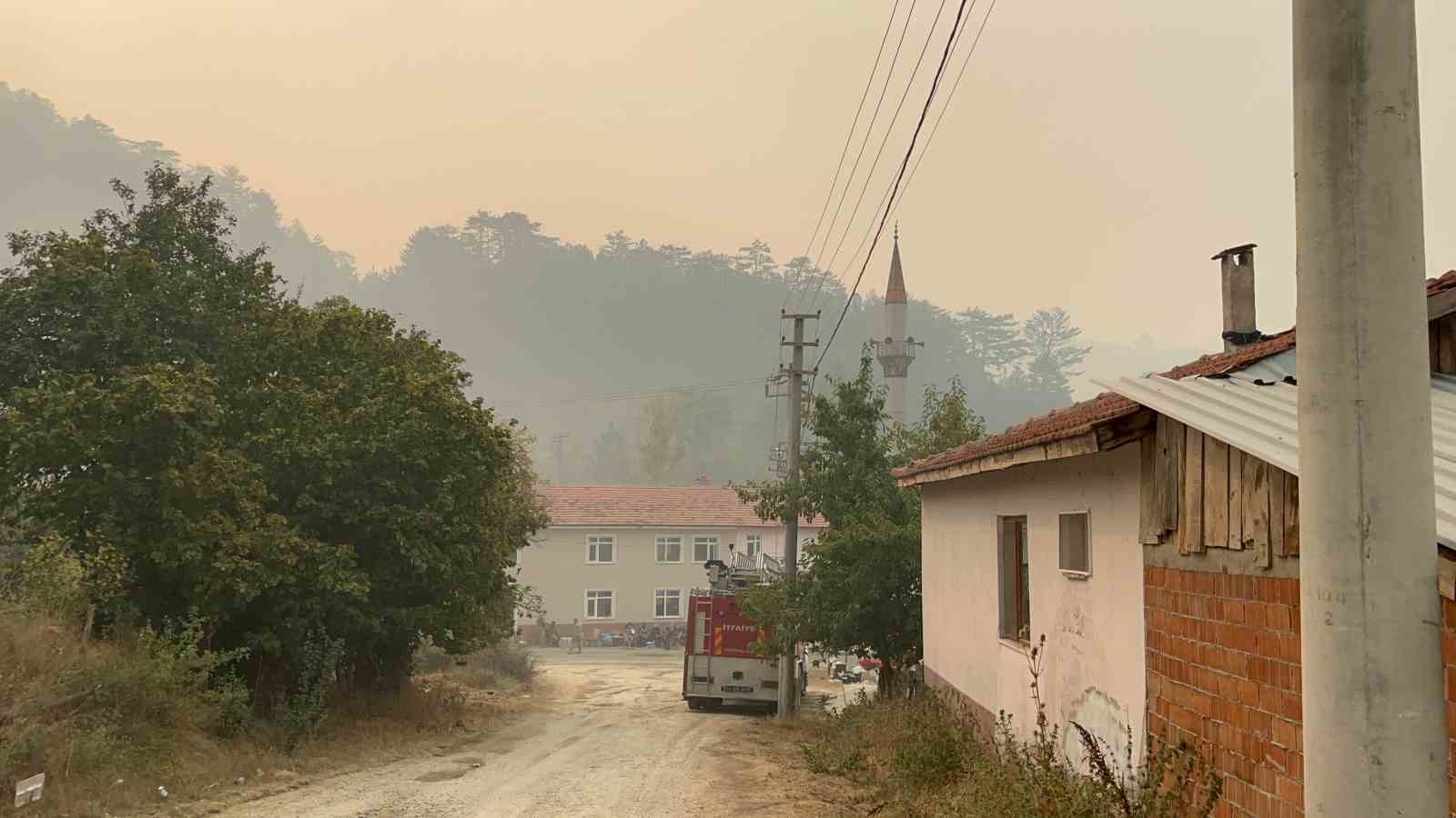 Bolu’daki orman yangınında 490 kişi tahliye edildi, söndürme çalışmaları sürüyor
