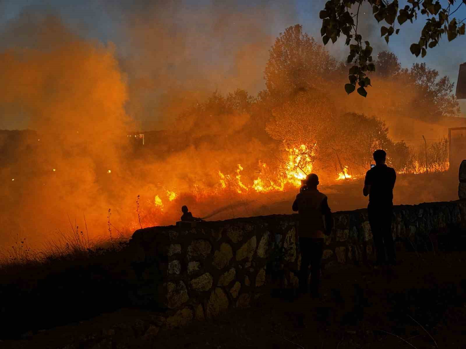 Beylikd&uuml;z&uuml;&rsquo;nde caminin bah&ccedil;esinde korkutan yangın: Alevler metrelerce y&uuml;kseldi
