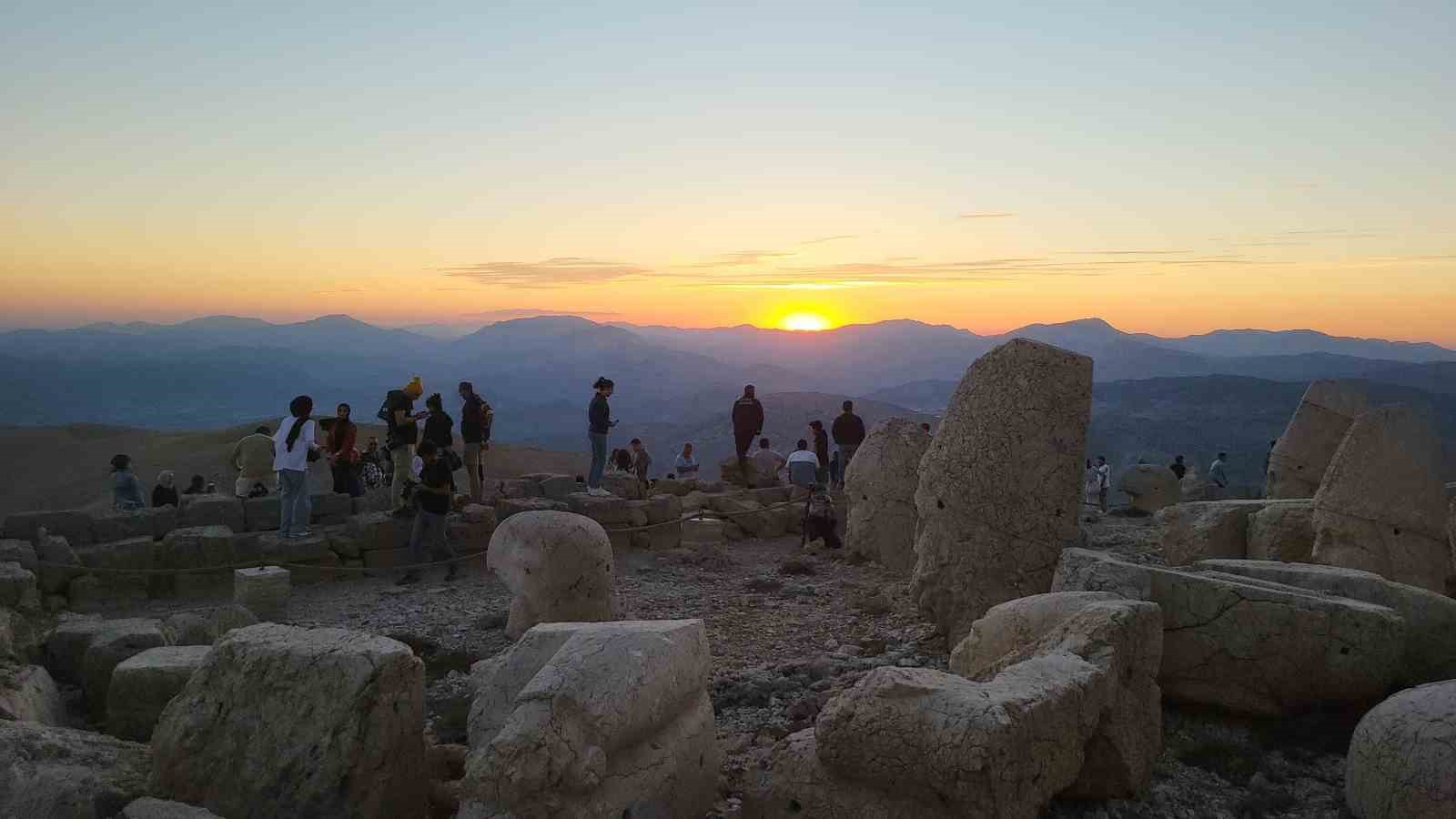 Nemrut’un zirvesinde her yıl binlerce kişi güneşin doğuşunu ve batışını izliyor