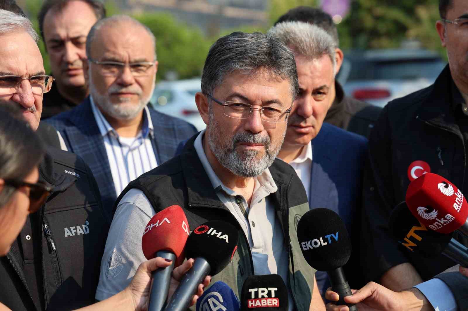 Bakan Yumaklı: "İzmir’de yangın şehirden uzaklaştı, tehlike kalmadı"