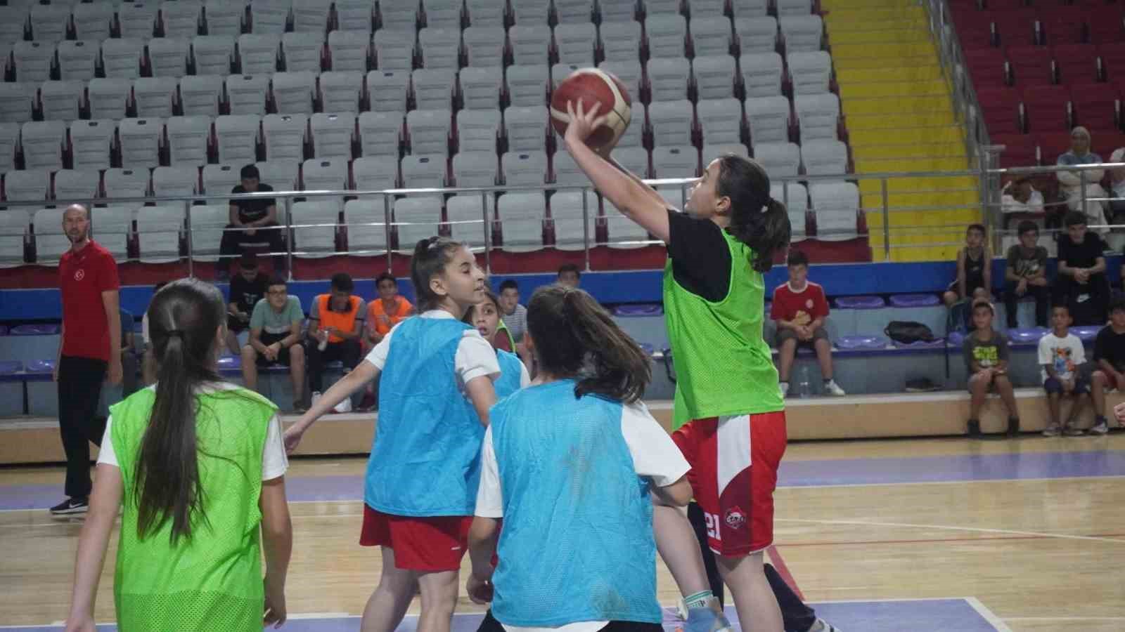 Afyonkarahisar’da basketbol şöleni başladı
