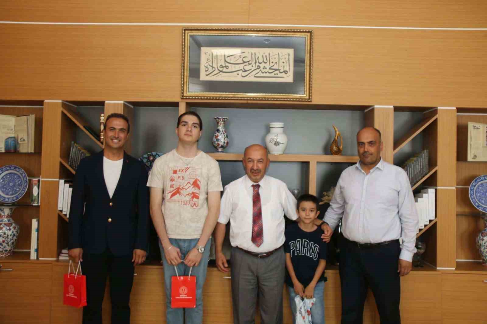 M&uuml;d&uuml;r Başyiğit, YKS sınavında derece elde eden &ouml;ğrenciyi konuk etti
