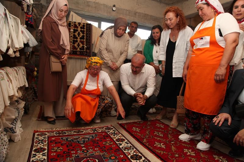 &Ccedil;anakkale&rsquo;de k&uuml;lt&uuml;rel mirası yaşatan kadınlar, k&ouml;y ekonomisine katkı sağlıyor
