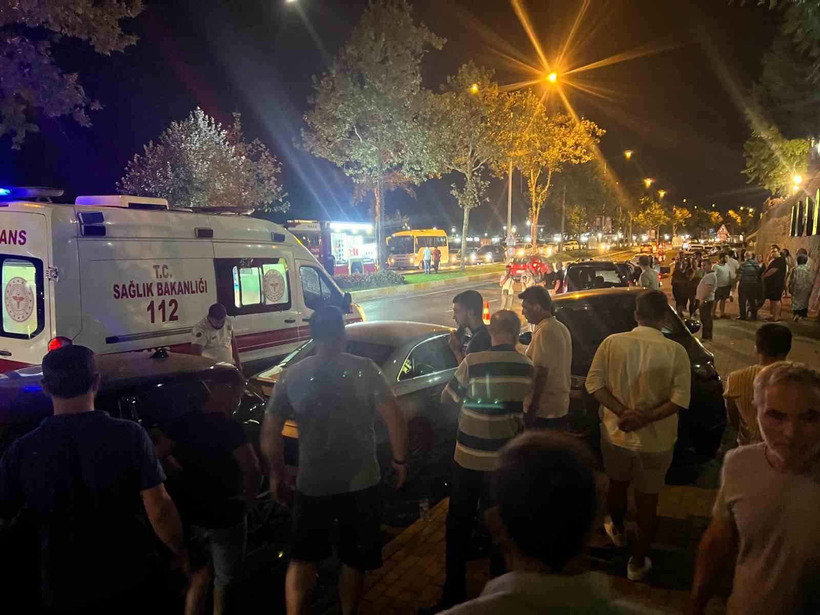 Park halindeki ara&ccedil;lara &ccedil;arptı: 1 yaralı
