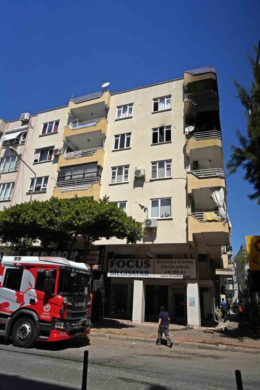 Evi k&uuml;le d&ouml;nd&uuml;, g&ouml;zyaşlarını kimse dindiremedi
