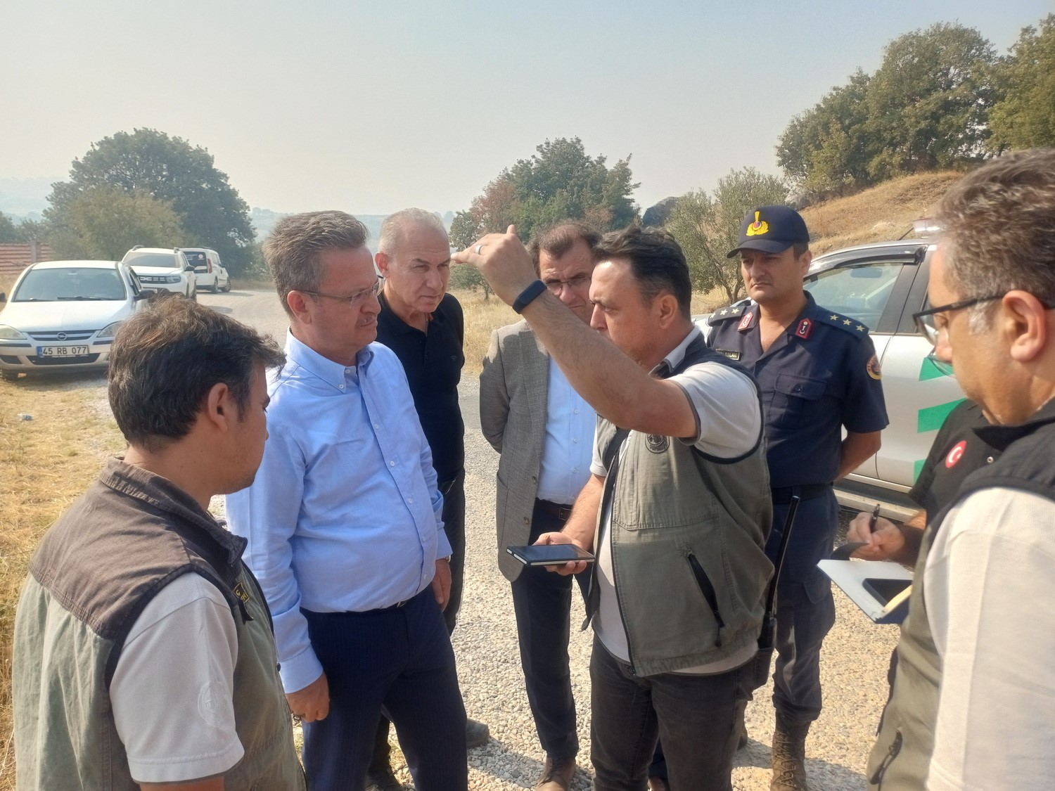 Yangına köylülerden çapa makineleriyle destek