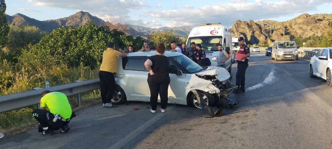 Bariyerlere &ccedil;arpan otomobildeki 3 kişi yaralandı.

