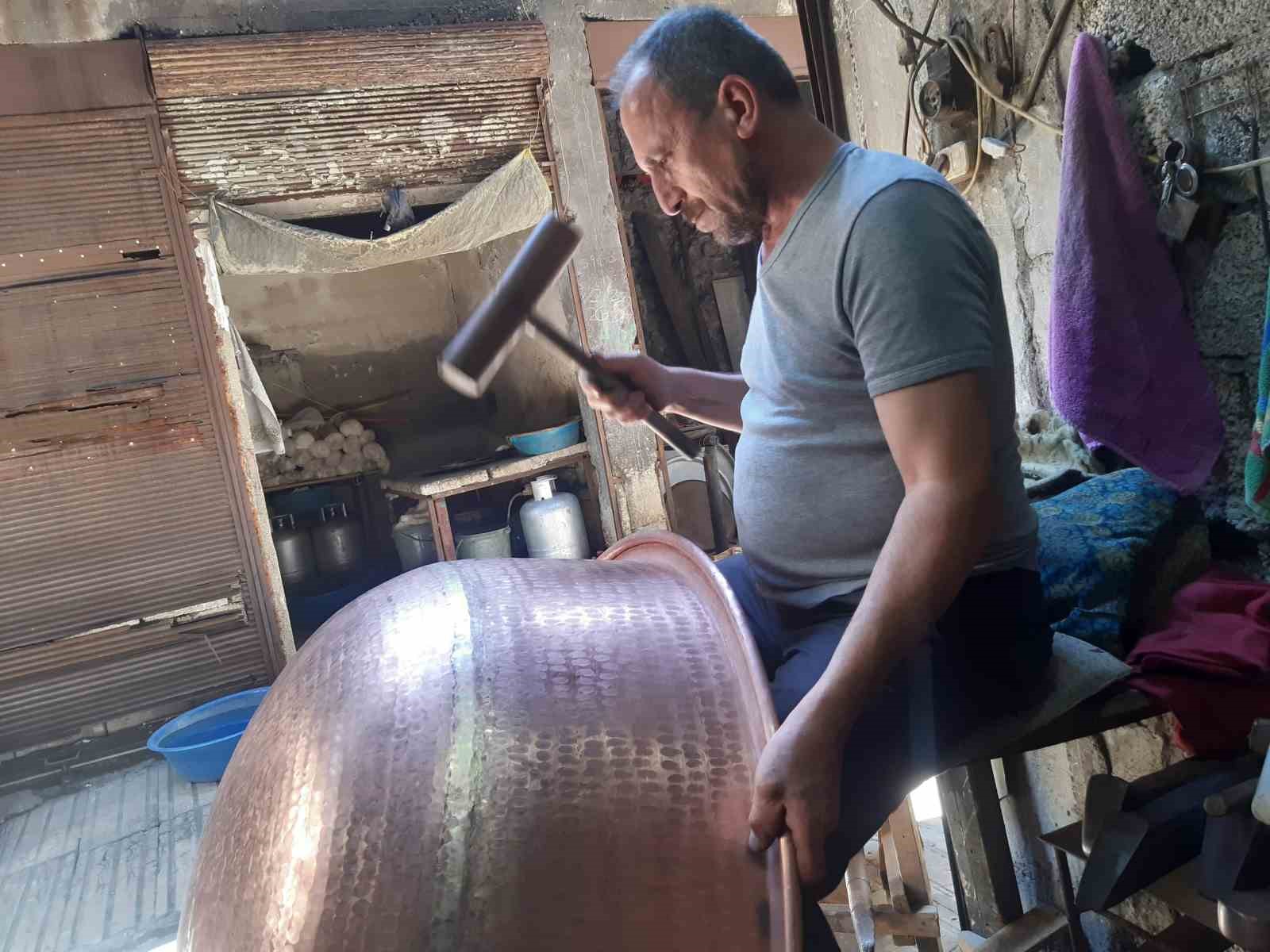 Yıllardır bakırdan lokum kazanları yapıyor
