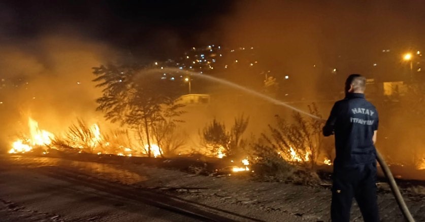 Asi nehri kenarında çıkan yangın söndürüldü