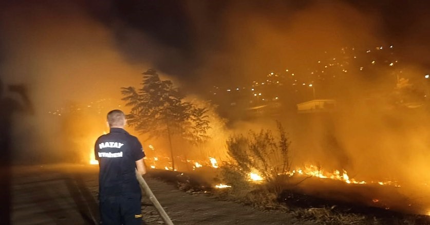 Asi nehri kenarında çıkan yangın söndürüldü
