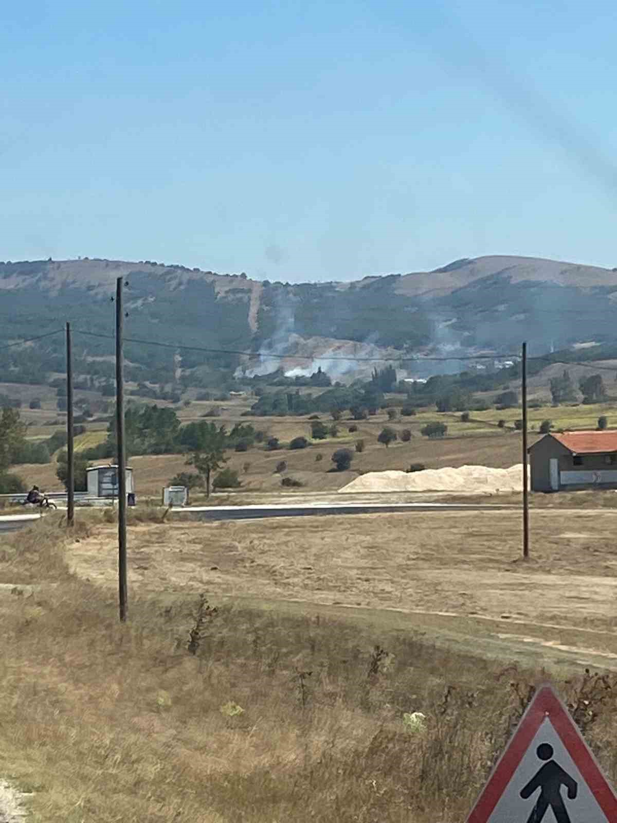 Boz&uuml;y&uuml;k&rsquo;te &ccedil;ıkan anız yangını b&uuml;y&uuml;meden s&ouml;nd&uuml;r&uuml;ld&uuml;
