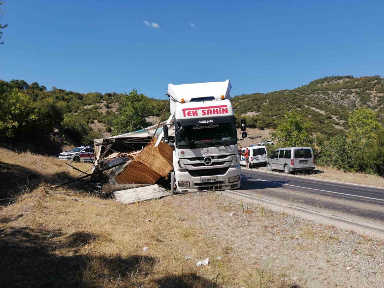 Tokat’ta kontrplak yüklü tır devrildi: 1 yaralı