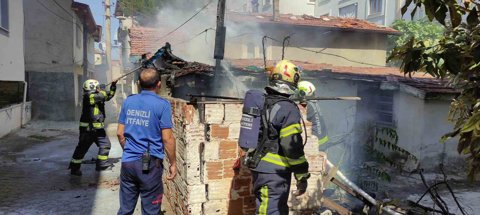 Denizli&rsquo;de kullanılmayan m&uuml;stakil evde &ccedil;ıkan yangın paniğe neden oldu
