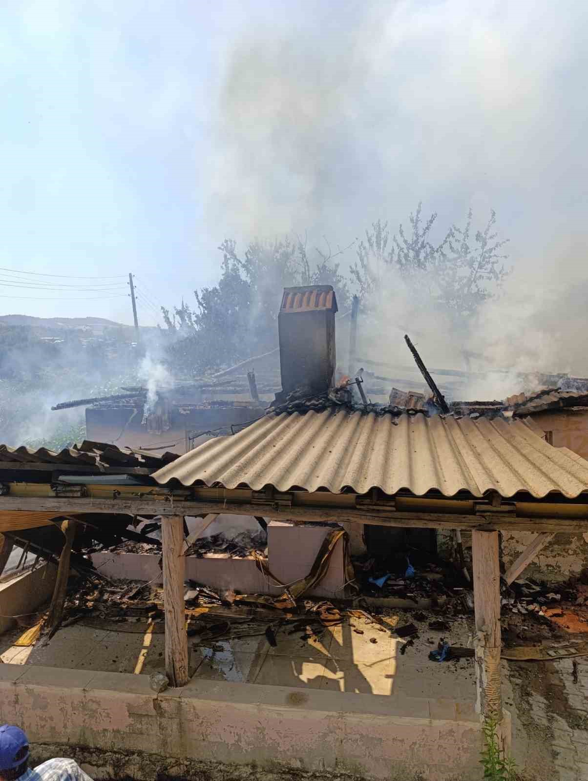 Denizli&rsquo;de tek katlı ev k&uuml;le d&ouml;nd&uuml;
