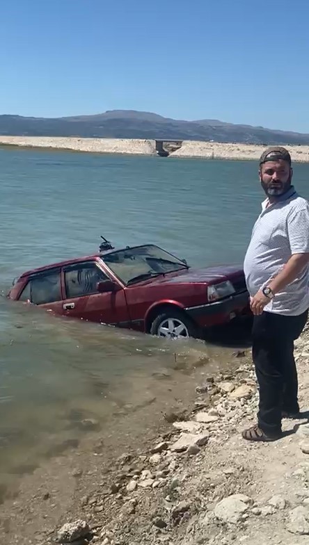 Sürücüsünün el frenini çekmeyi unuttuğu otomobili baraja uçtu