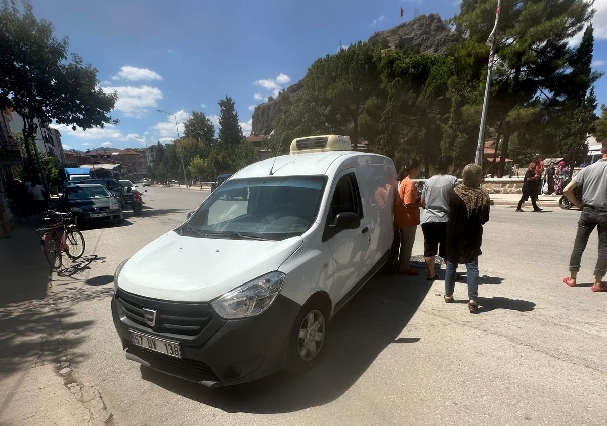 Osmancık&rsquo;ta motosiklet ile hafif ticari ara&ccedil; &ccedil;arpıştı: 1 yaralı
