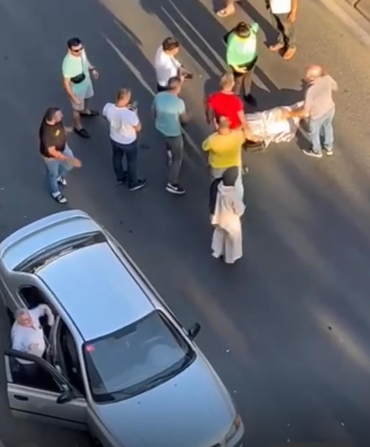 Yolun karşısına ge&ccedil;erken motosikletin &ccedil;arptığı kadın yaralandı
