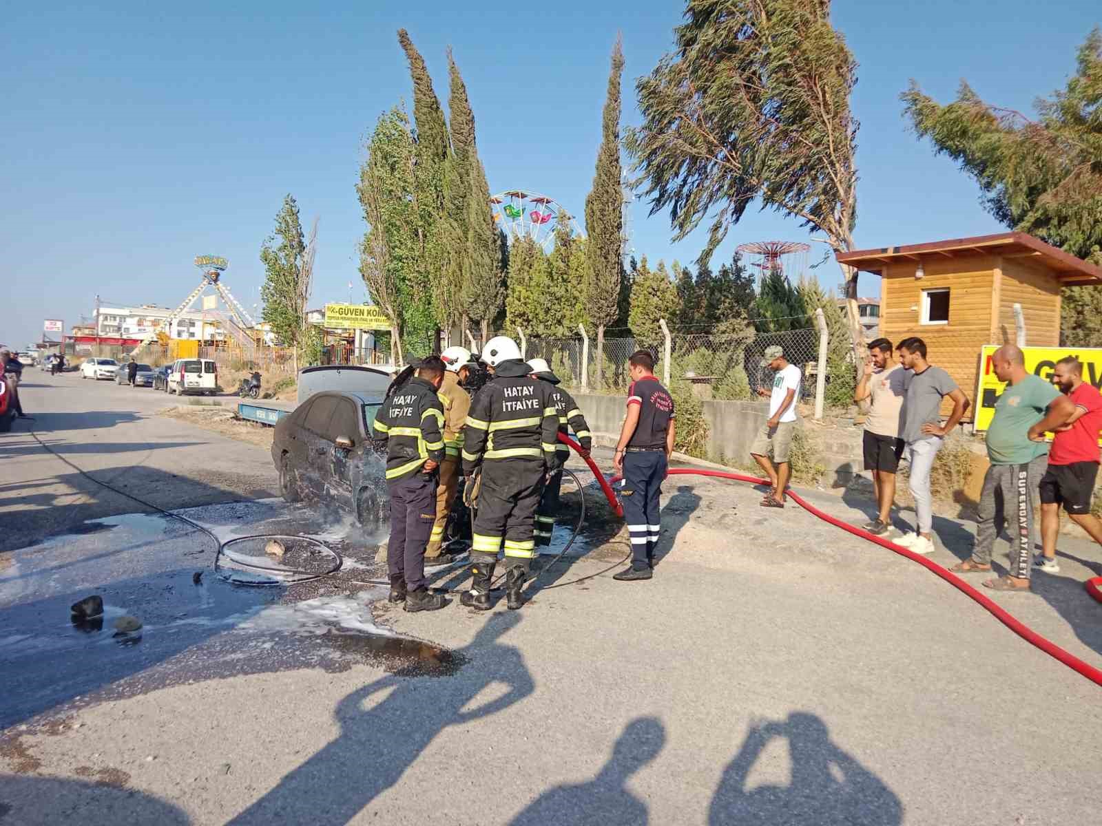 Park halindeki otomobil alev alev yandı
