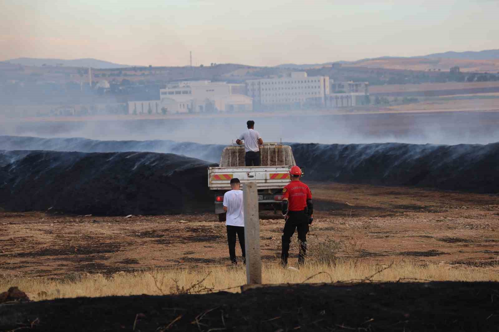 Elazığ’da çıkan yangında 400 ton saman kül oldu