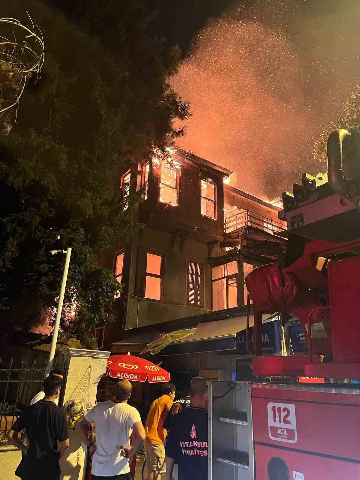 B&uuml;y&uuml;kada&rsquo;da 2 katlı ahşap bina alev alev yandı 