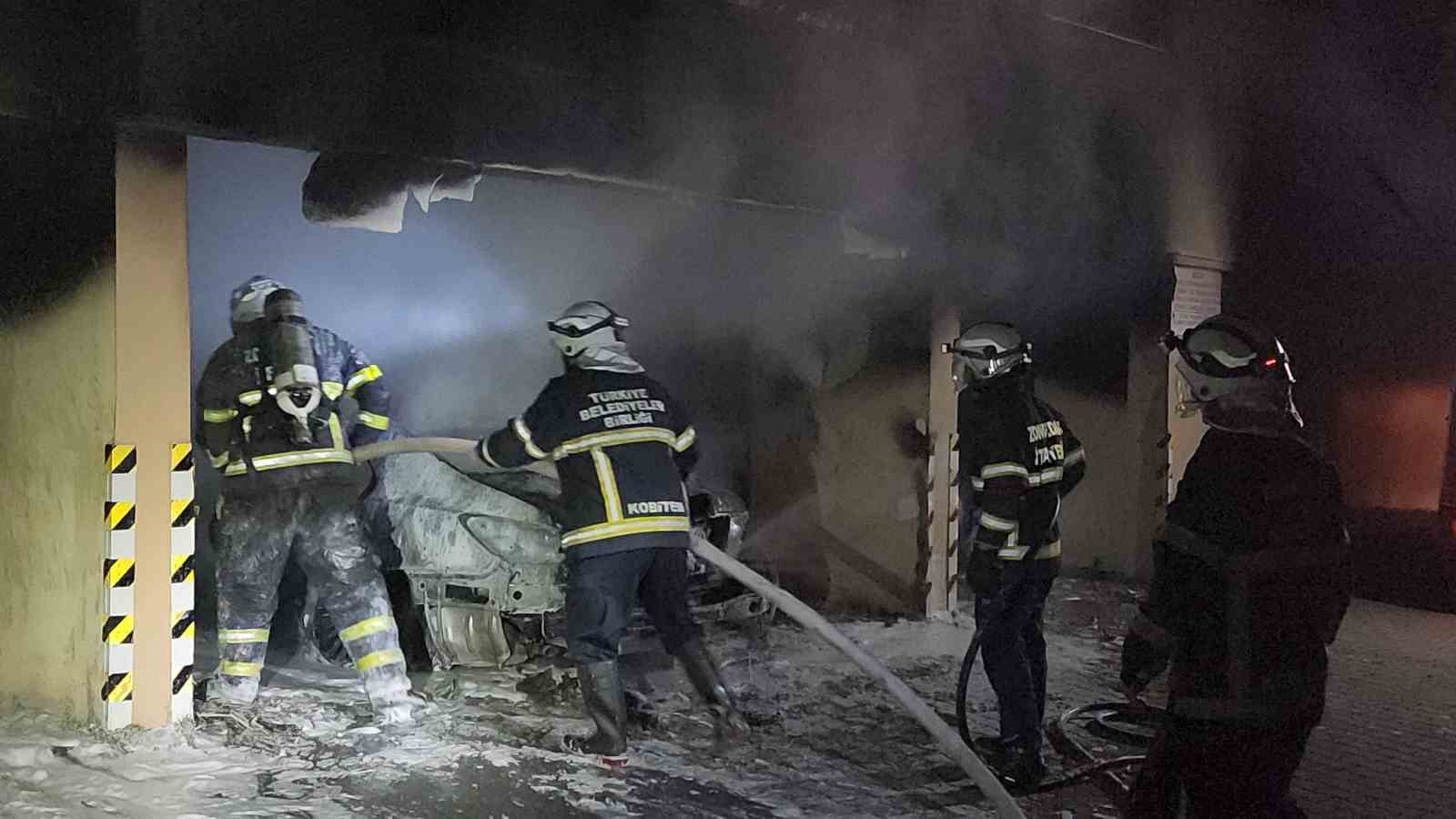 K&uuml;le d&ouml;nen otomobilde kundaklama ş&uuml;phesi: 3 ara&ccedil; hasar g&ouml;rd&uuml;
