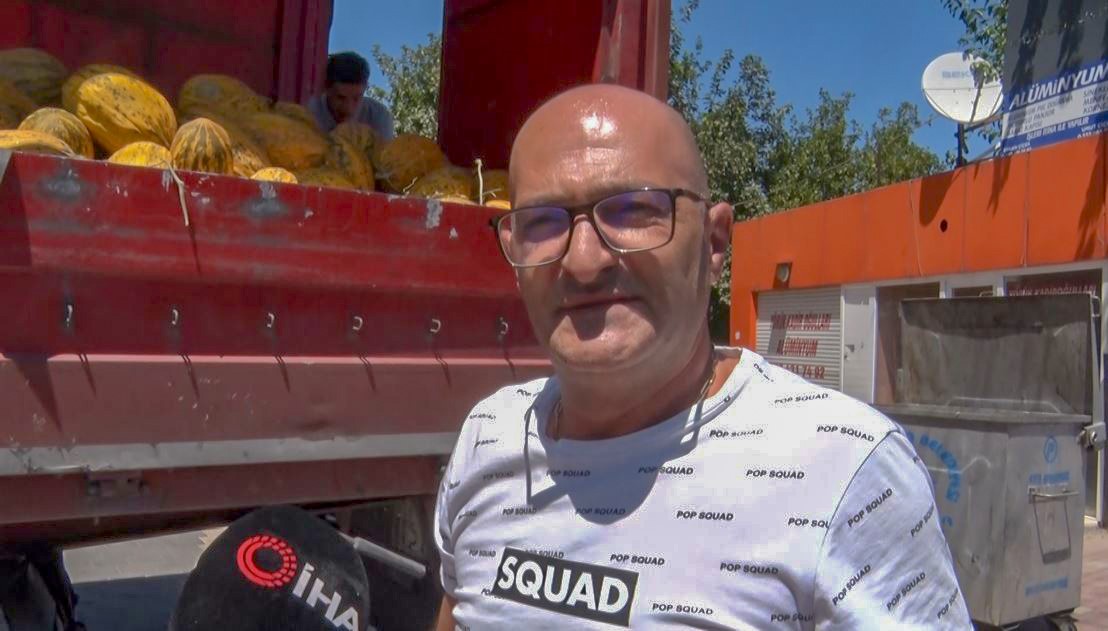 Hal esnafı düşük fiyat verince 20 ton kavunu vatandaşa ücretsiz dağıttı
