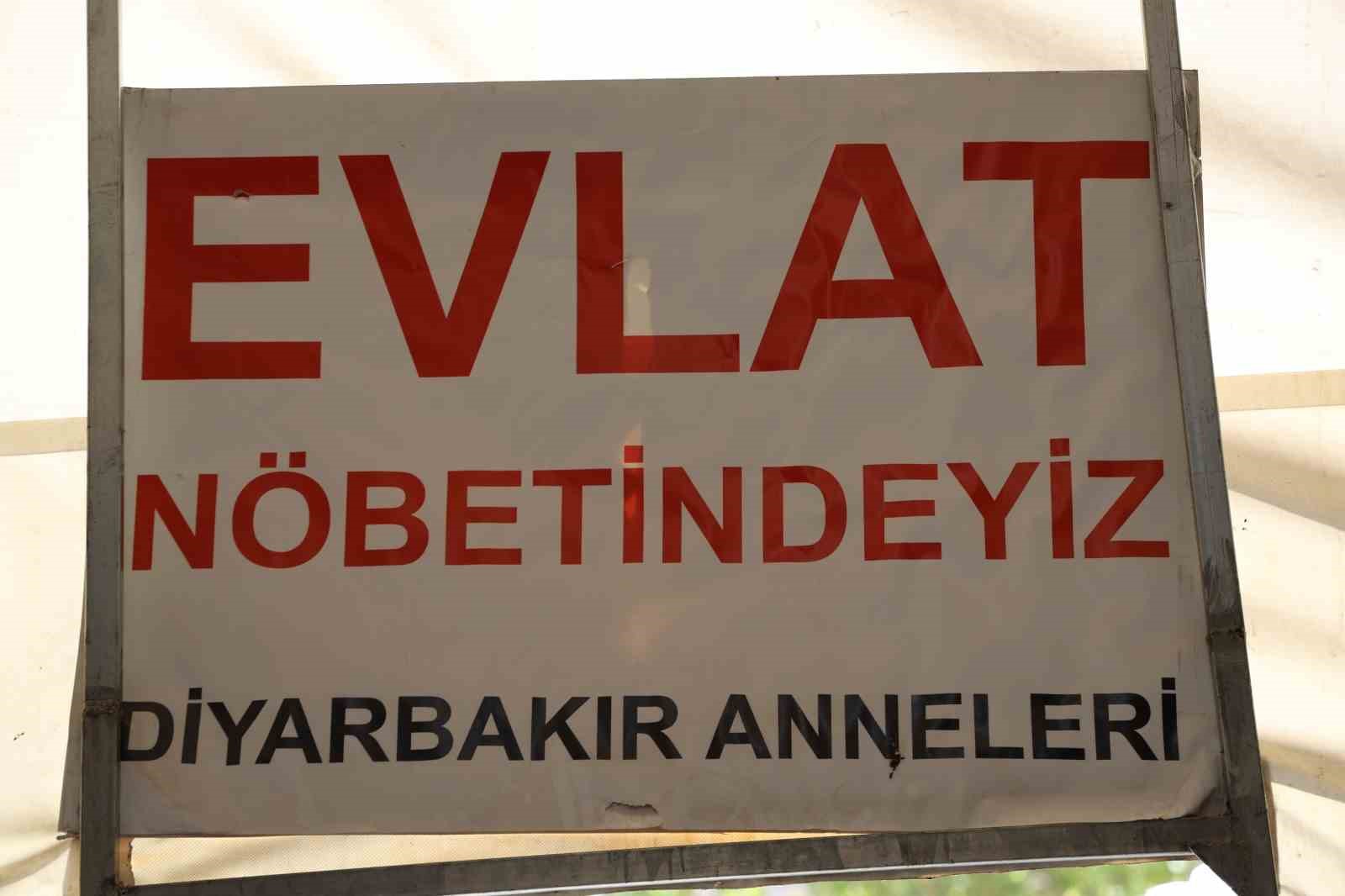 Evlat n&ouml;betindeki babadan oğluna sitem: &ldquo;Elindeki kalemi aldılar, kalem yerine silah verdiler. Kime karşı, bana karşı&rdquo;
