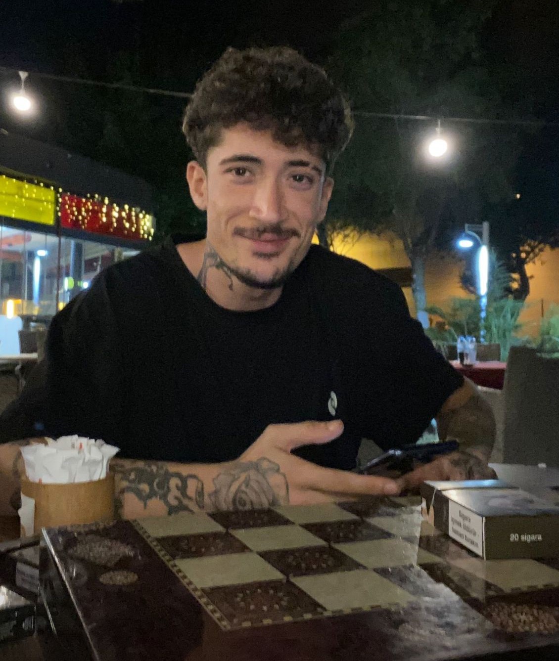 Park halindeki araca &ccedil;arpan motosikletli gen&ccedil; hayatını kaybetti
