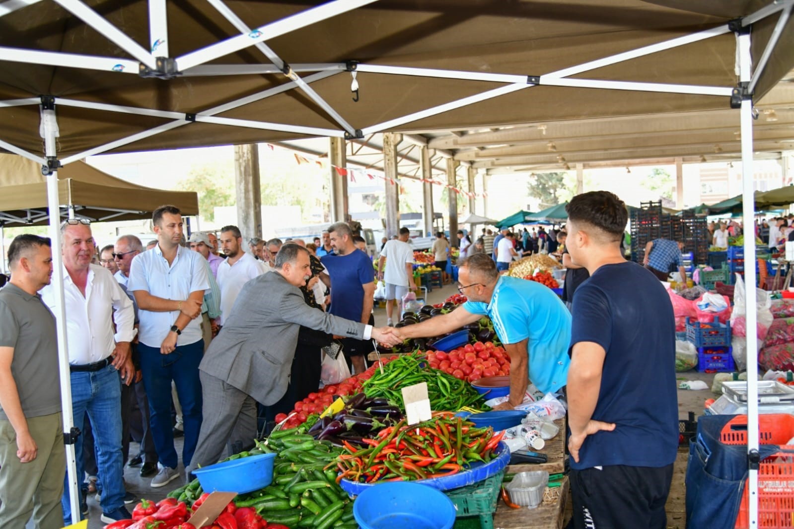 Başkan Balaban Muradiye Pazaryeri’nde esnaf ziyareti yaptı