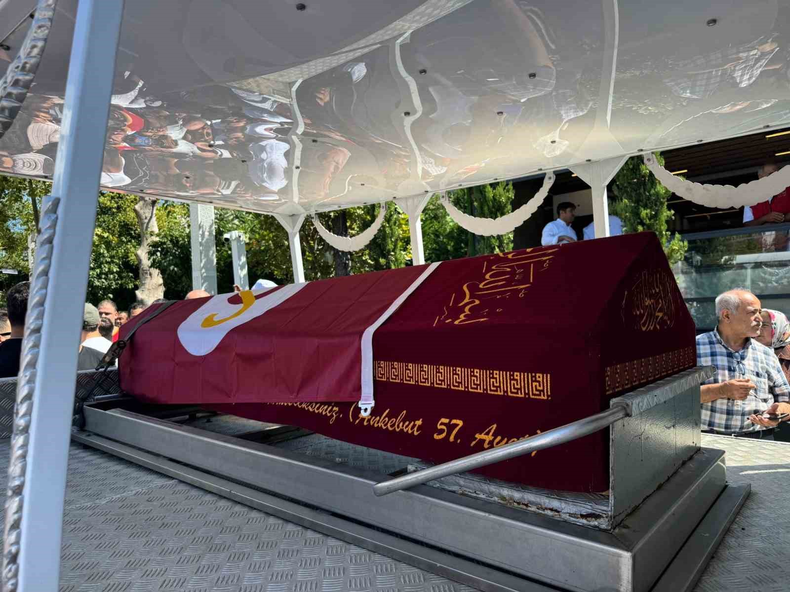 Aydemir Akbaş son yolculuğuna uğurlandı
