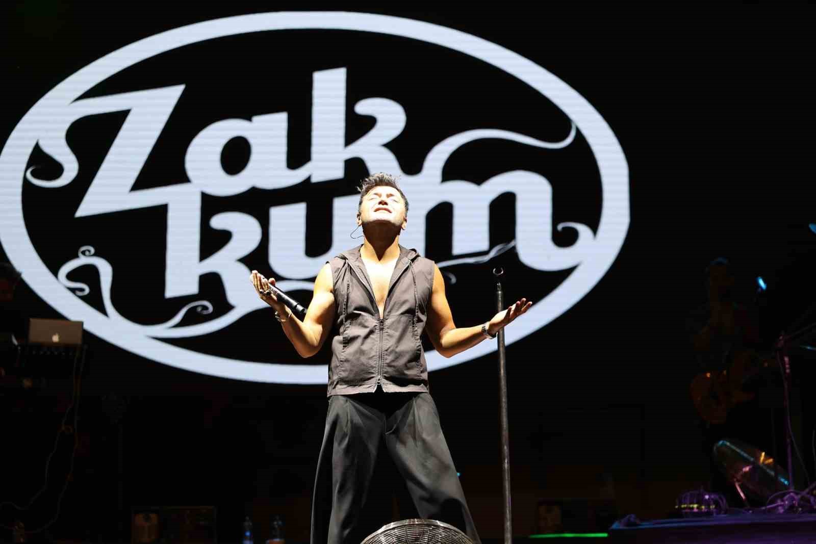 Tavas Zeybek Festivali renkli g&ouml;r&uuml;nt&uuml;lere sahne oluyor
