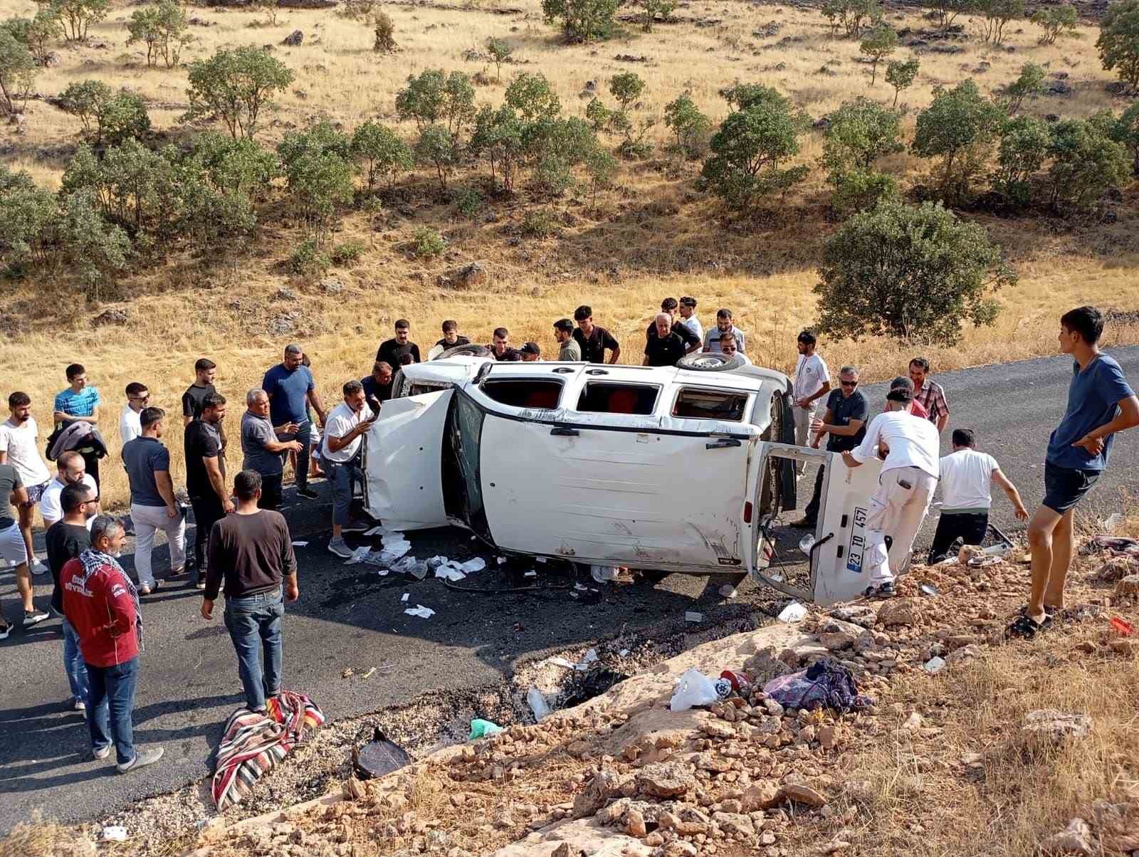 Mardin’de hafif ticari araç takla attı: 5 yaralı