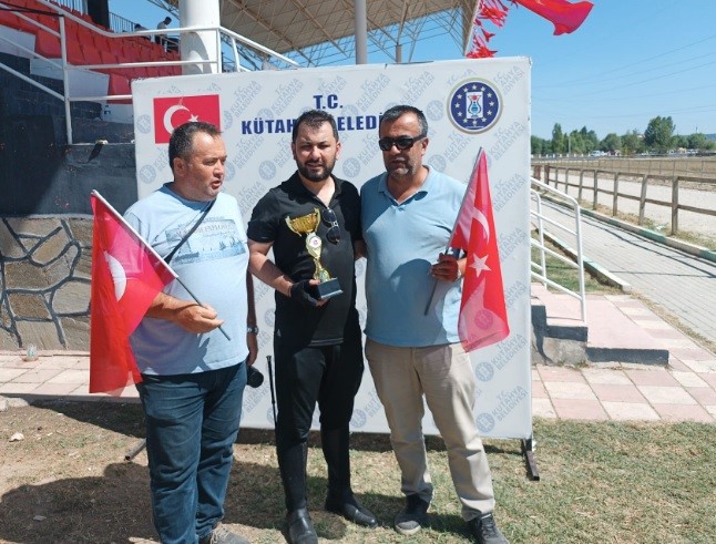 K&uuml;tahya&rsquo;da at yarışlarına b&uuml;y&uuml;k ilgi
