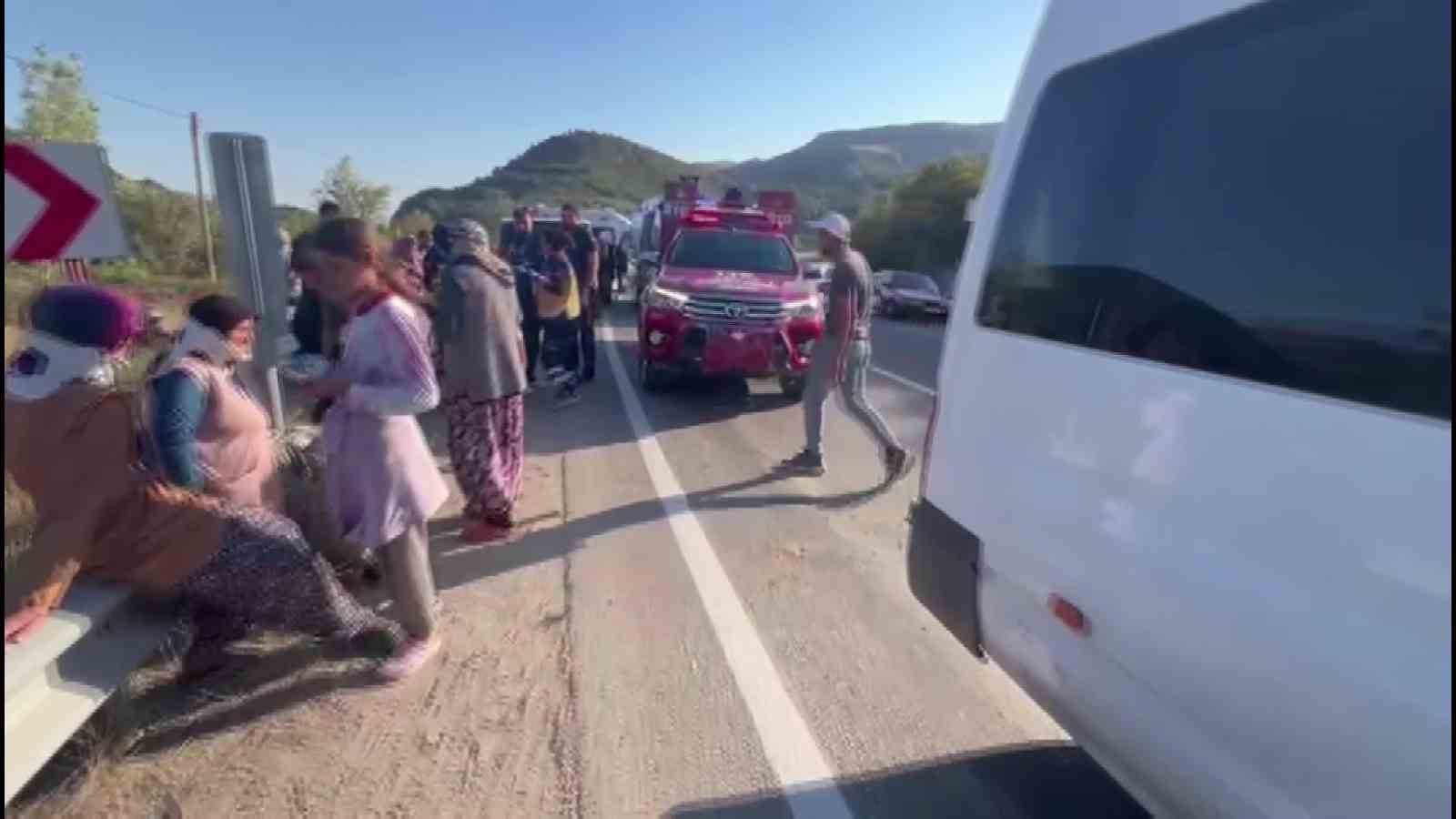 Amasya&rsquo;da tarım işlerini taşıyan minib&uuml;s otomobille &ccedil;arpıştı: 14 yaralı 