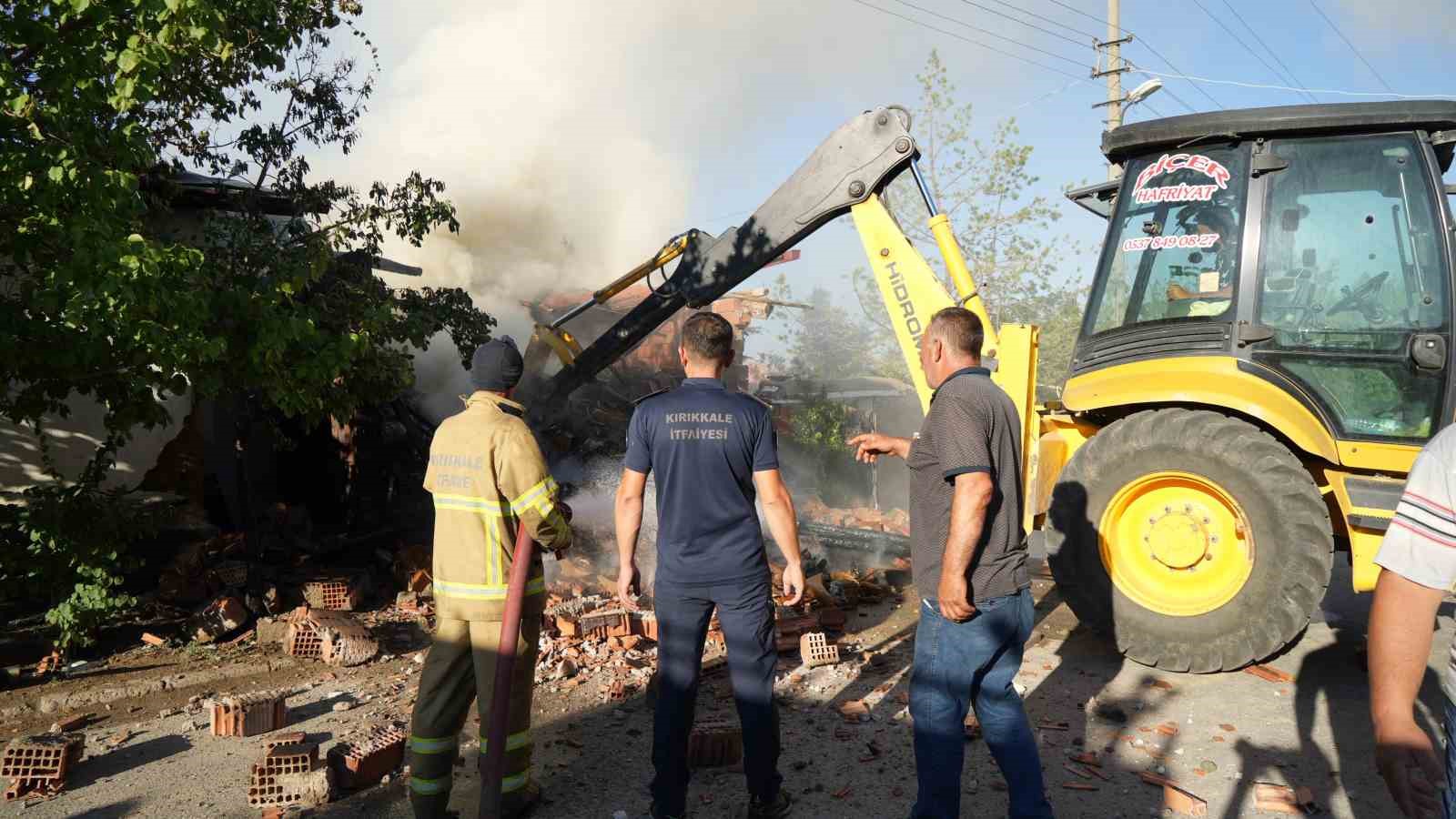 Yangına karşı ekip ruhu: İtfaiyecilerin dayanışması objektiflere yansıdı
