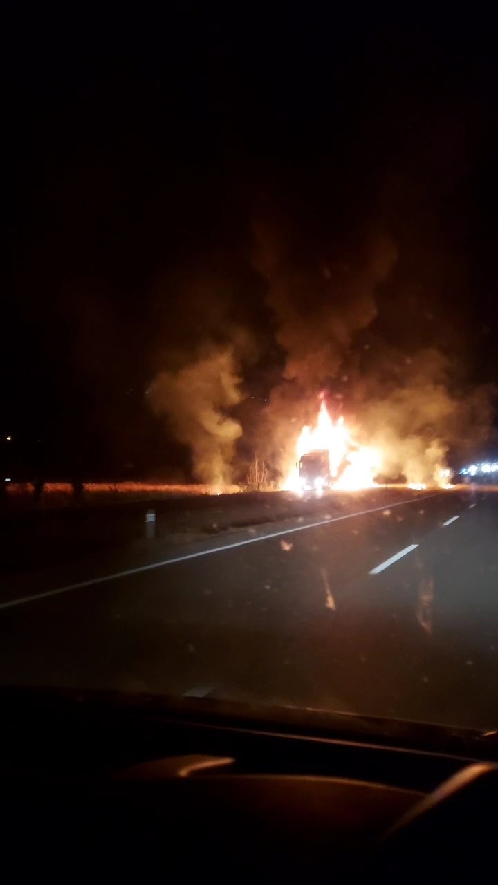 Tokat&rsquo;ta seyir halindeki tır alev alev yandı 