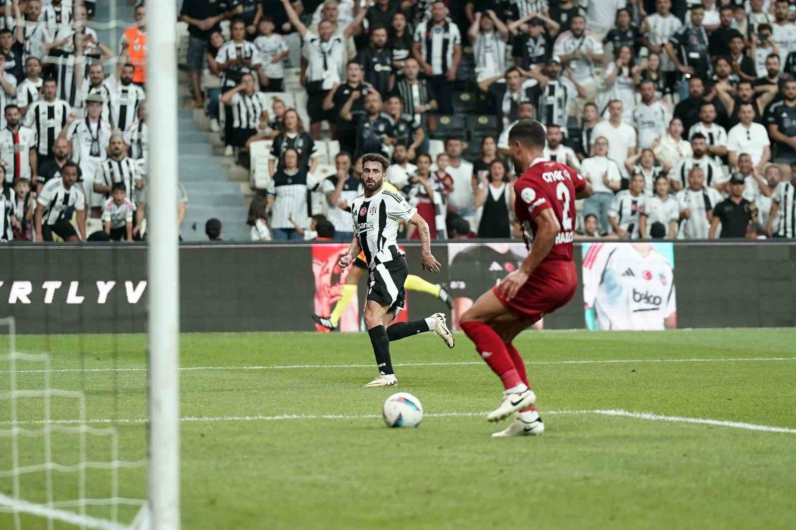 Trendyol Süper Lig: Beşiktaş: 2 - Antalyaspor: 1 (İlk yarı)
