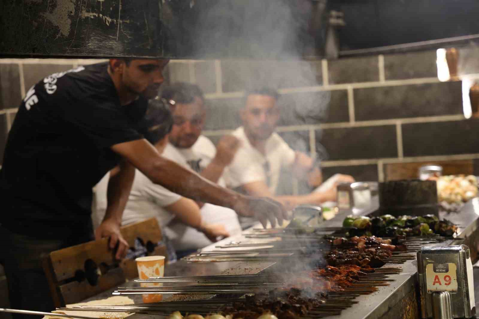 Diyarbakır&rsquo;da sıcak havaya rağmen ocakbaşında ciğer yemek tercih ediliyor
