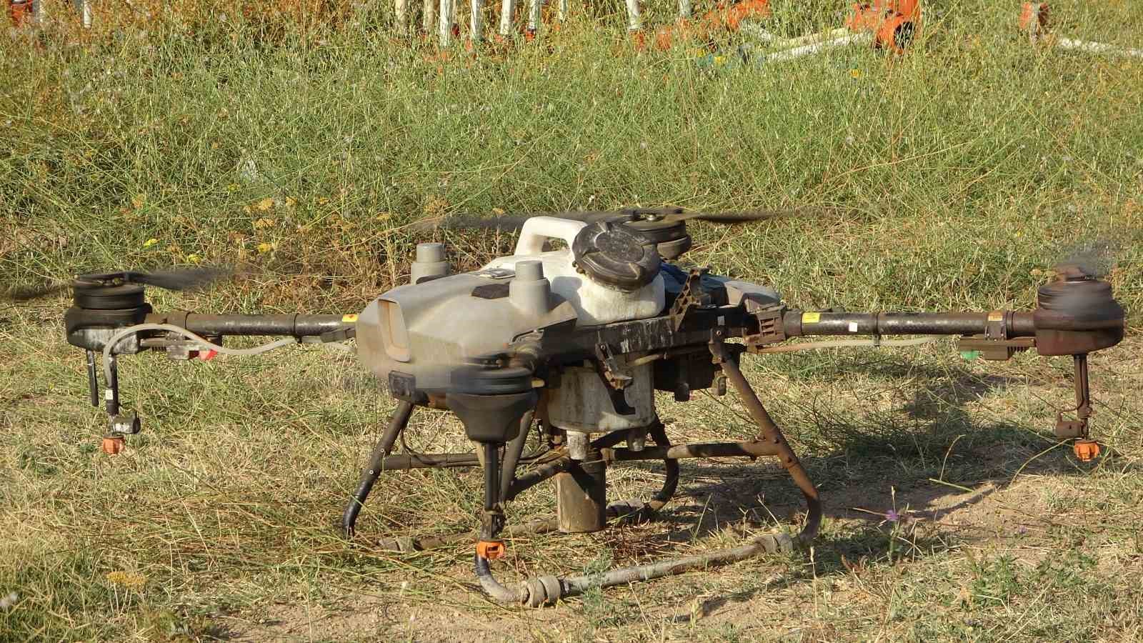 Bitlis’teki çiftçiler tasarruf için ilaçlamayı dronla yapıyor 